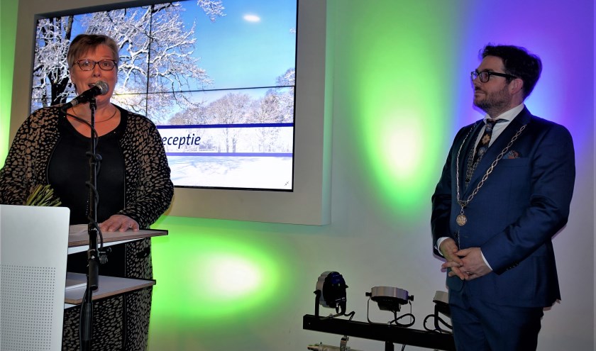 Raadslid Marja Eggink spreekt de zojuist voor nog zes jaar benoemde burgemeester Sebastiaan van 't Erve toe. Foto: Henri Bruntink