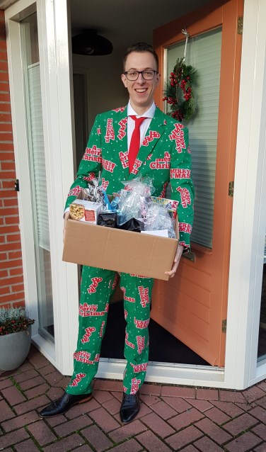 Leander Boumans van Leo Club Achterhoek als Secret Santa langs Achterhoekse gezinnen. Foto: PR