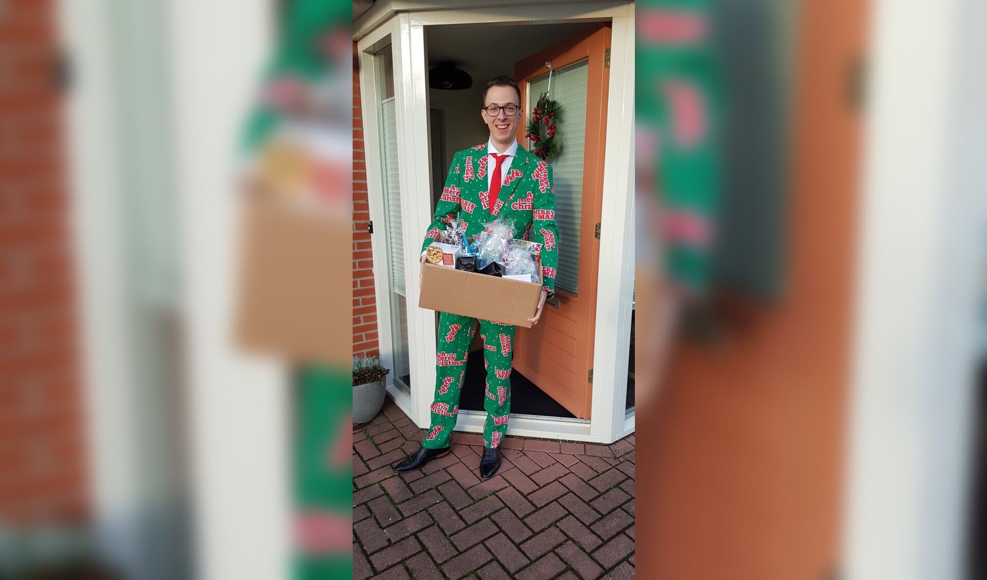 Leander Boumans van Leo Club Achterhoek als Secret Santa langs Achterhoekse gezinnen. Foto: PR