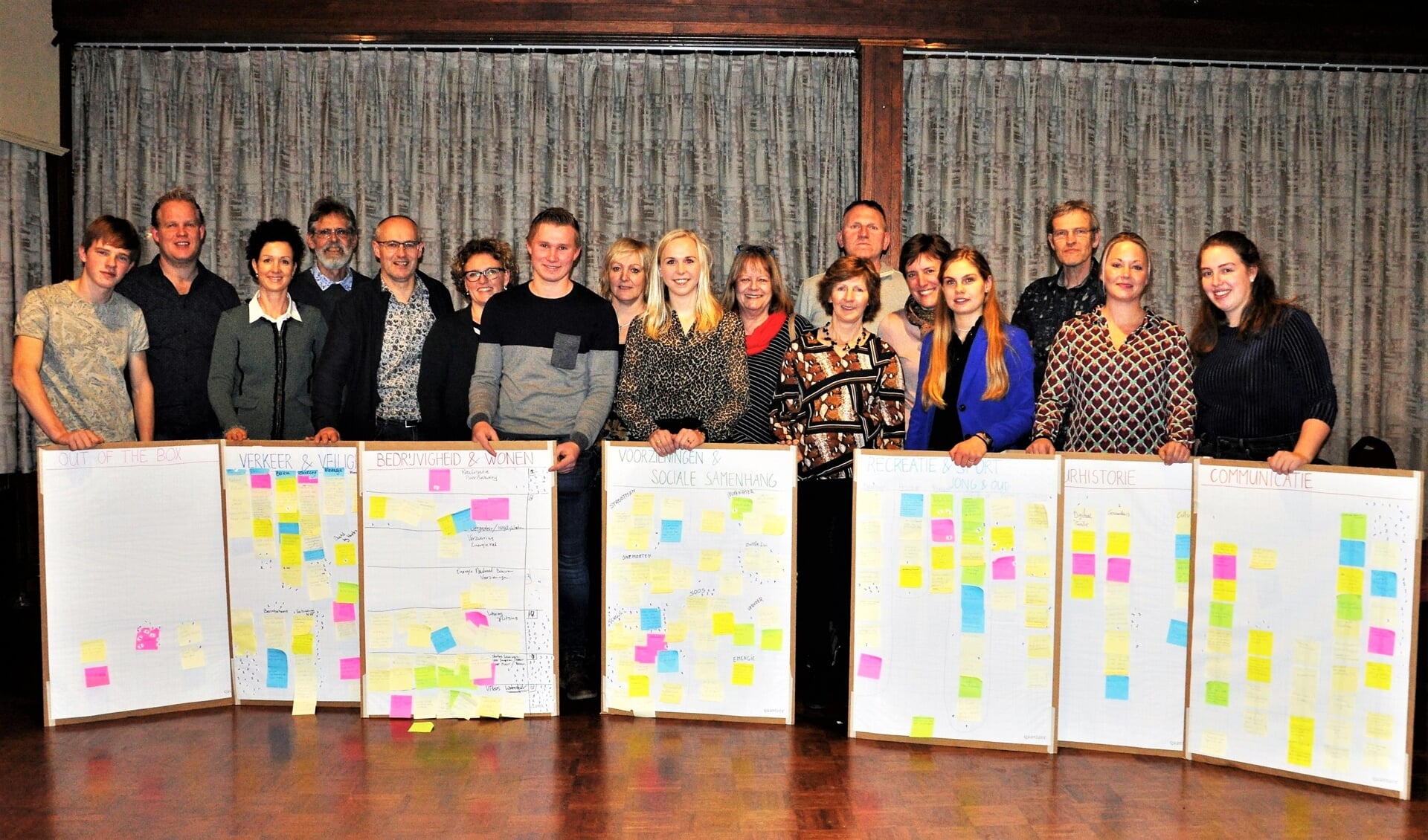 Leden van o.a. de werkgroep dorpsplan Zwolle achter de themaborden met ideeën en wensen.