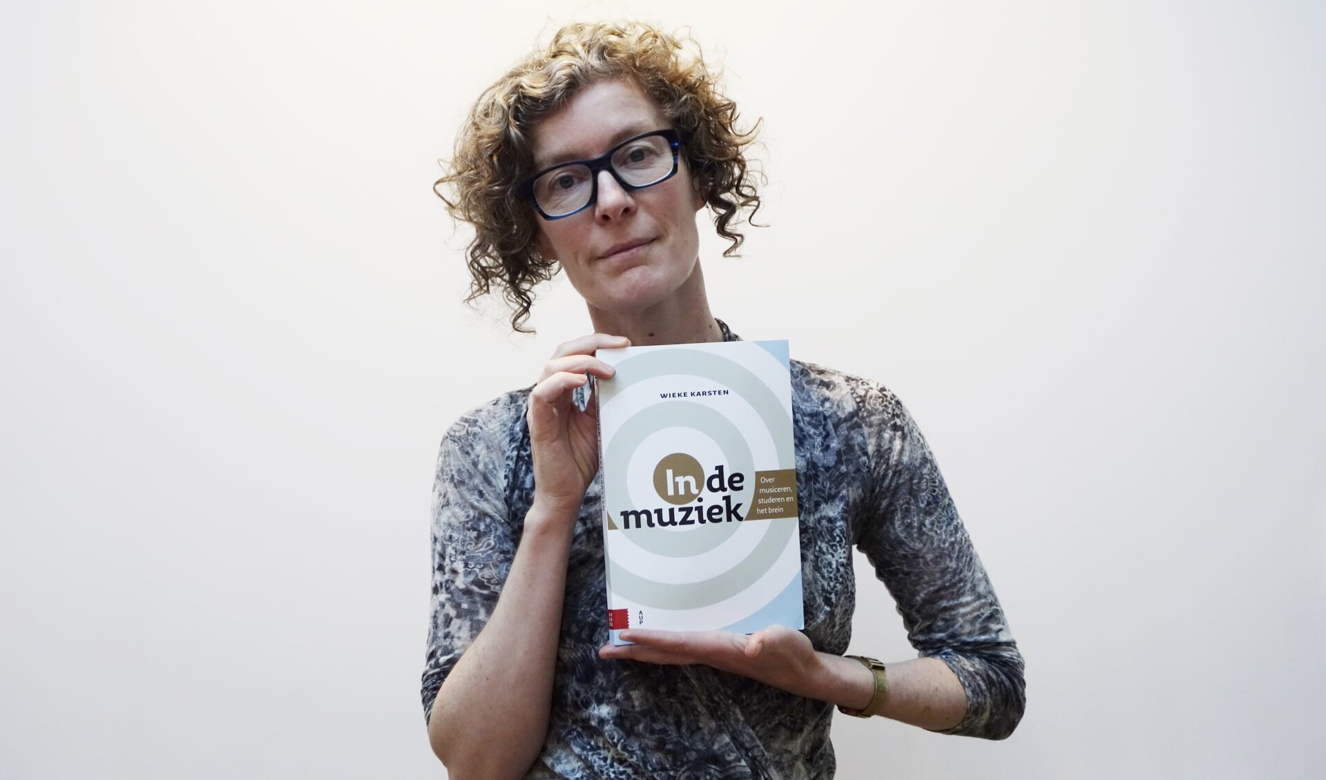 Docent dwarsfluit en musicus Wieke Karsten schreef 'In de muziek', een handboek voor iedereen die muziek maakt. Foto: Erik Visser