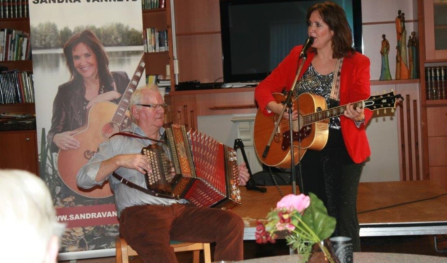 Johan te Molder op zijn harmonica, samen met Sandra Vanreijs op gitaar.