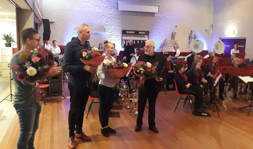 Bloemen voor de dirigent, instructeurs en de vrijwilligers.