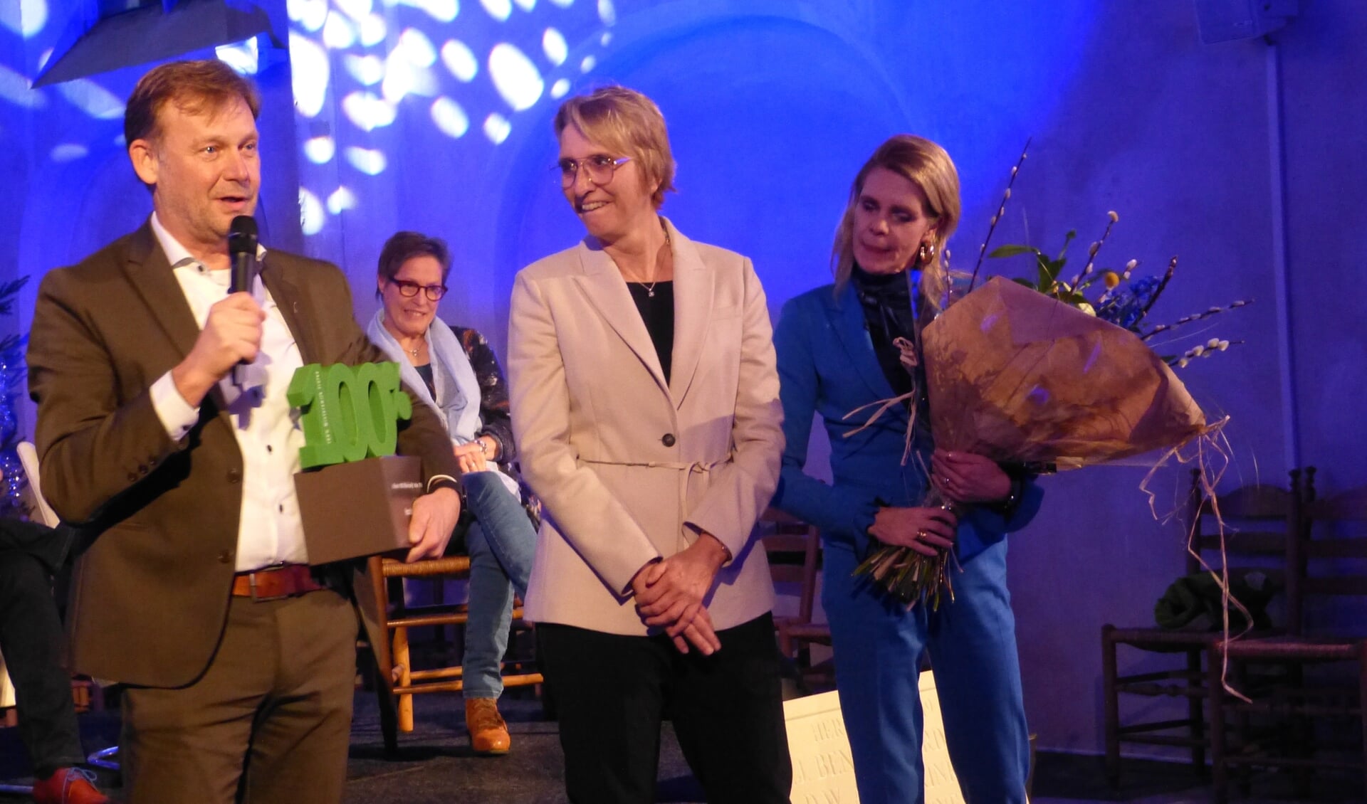 Gerrit Hesselink heeft zojuist de 100% Winterswijk Trofee van juryvoorzitter Joldersma gekregen. Foto: Bernhard Harfsterkamp