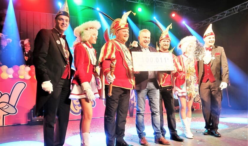 Gerard (Pim) Huijskes neemt als 100.011ste bezoeker de onderscheiding in ontvangst. Foto: Theo Huijskes