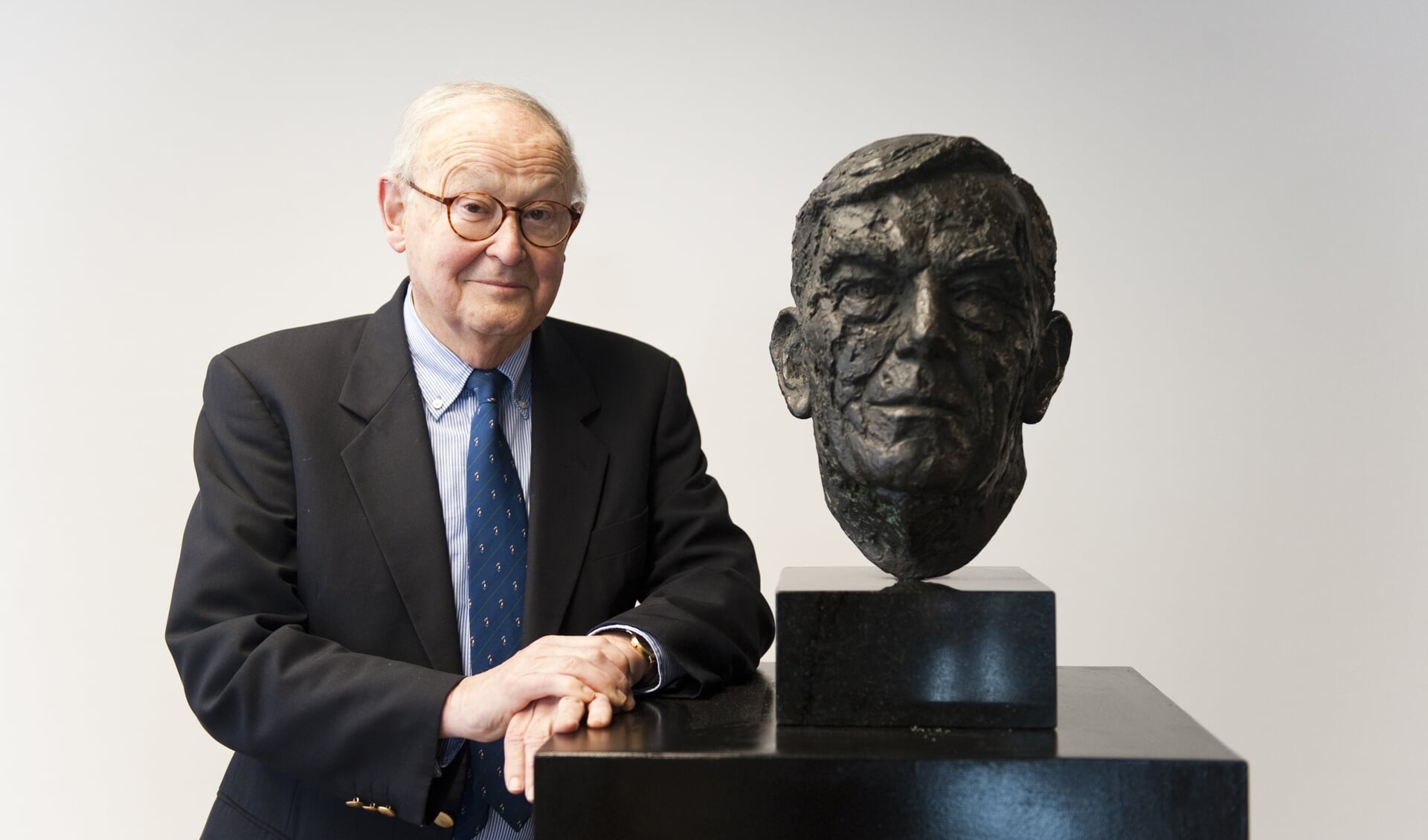 Biograaf Paul Weller bij de buste van Alfred Mozer die door Prinses Beatrix werd gemaakt en onthuld. Foto: Jessica de Lepper