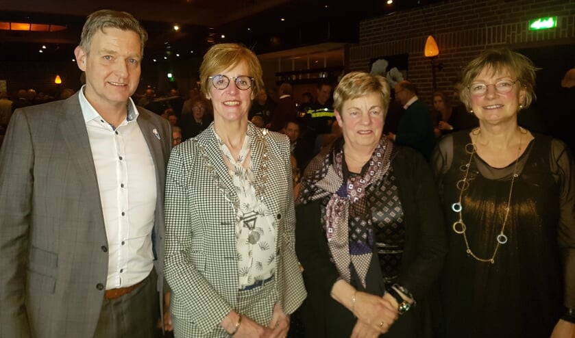 Vlnr Walter Leemreize, burgemeester Bronsvoort, Maria Monasso en Gerda Brethouwer.