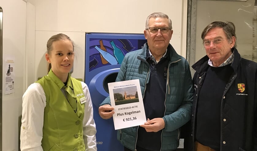 Hilde van Norden van supermarkt Plus Kogelman en Theo te Brake en Anton Giesen (v.l.n.r.) van de Stichting Behoud Willibrordkerk. Foto: PR.