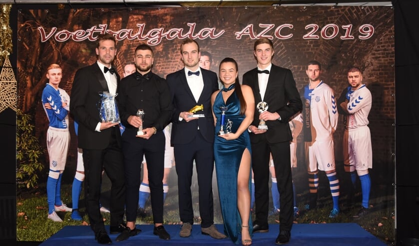 De winnaars van het AZC-voetbalgala. Vanaf links: Jorg Heemskerk (Fairplay), Onur Köse (AZC 2), Sven Calot (AZC 1), Jai-Lana Joseph (dames) en Felix Mulder (talent). Foto: Freddy Burgers