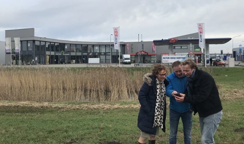 Gitte Wisselink met Herbert Keppels en Hiltjo Carp van ECWV. Foto: Britt Radema