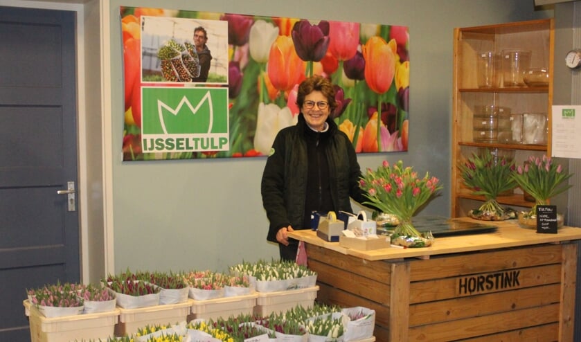 In het tulpenwinkeltje van Horstink staat Ans Snelder, een oude bekende voor de klanten van Jordi Wesselink. Foto: PR
