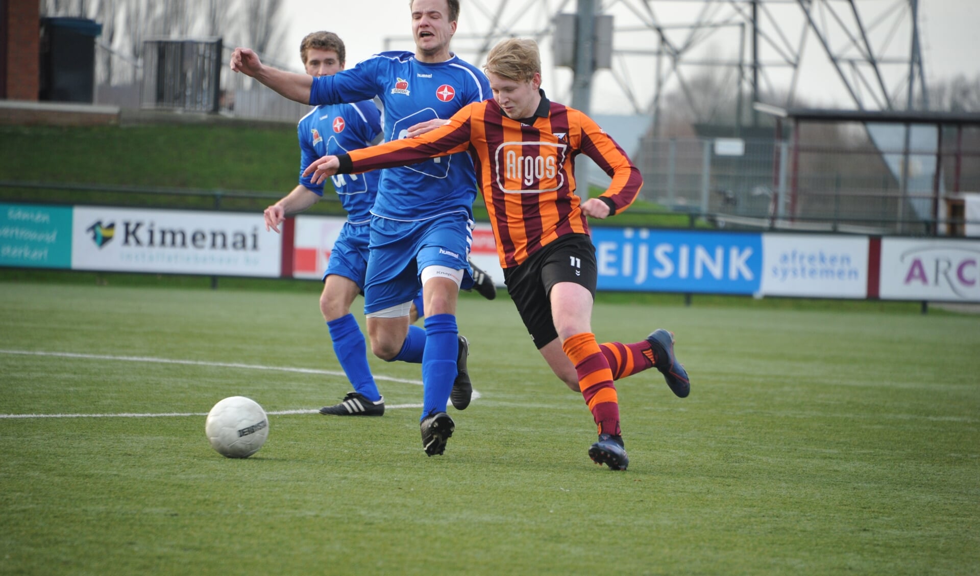 Nathan Greven van FC Zutphen (r) gaat voorbij zijn tegenstander. Foto: Hans ten Brinke