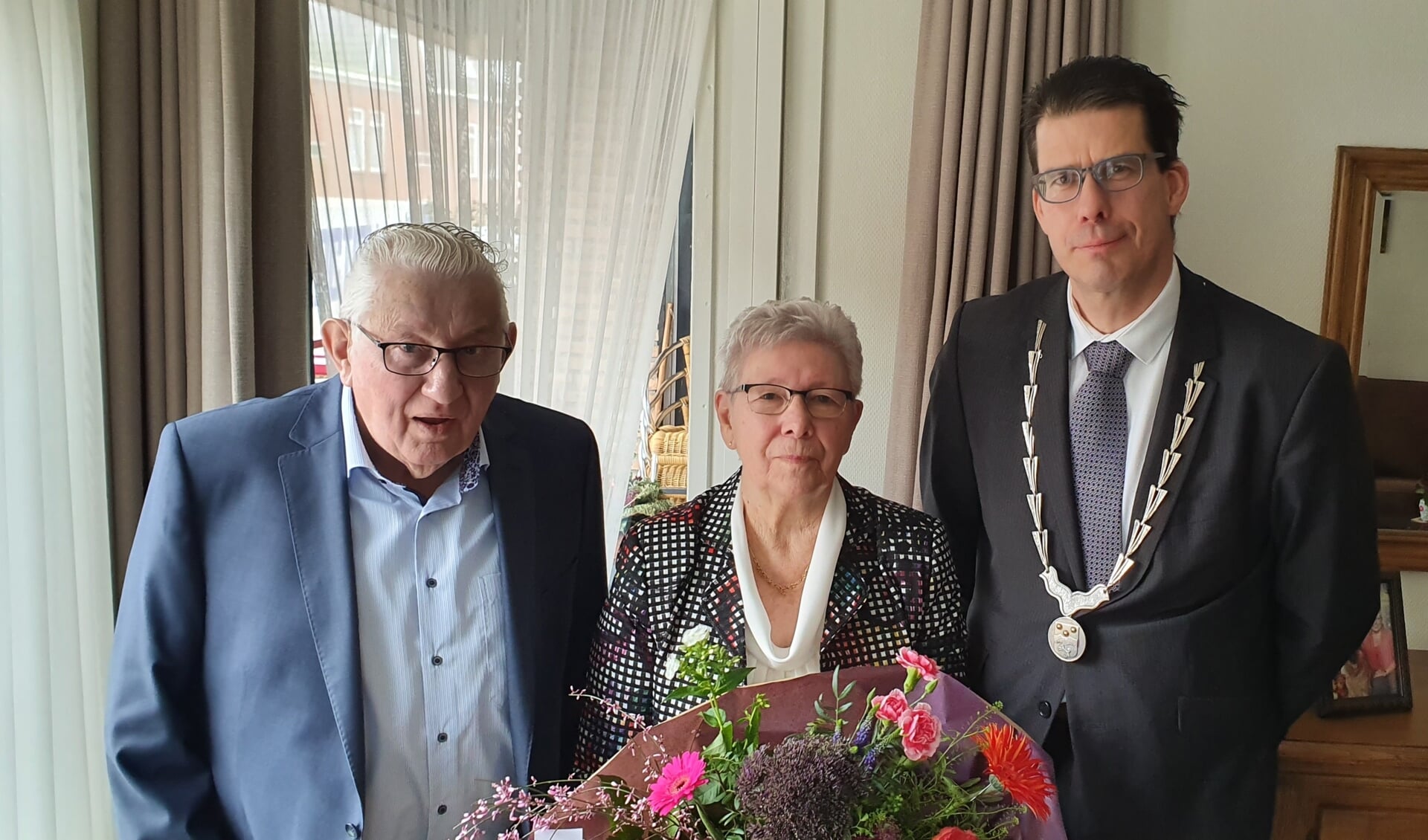 Het echtpaar Bats-Onstein samen met burgemeester Joos van Oostrum. Foto: Rob Weeber