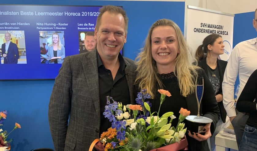 Nita Hüning met de trofee voor haar titel Beste Leermeester van Nederland. Foto: PR