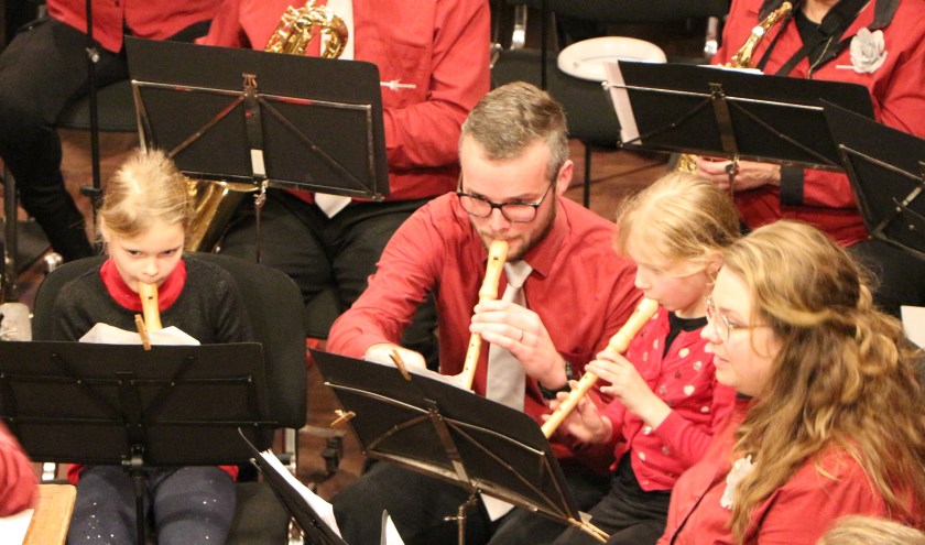 Deel van het orkest met jonge blokfluitspelers. Foto: E. Jolink