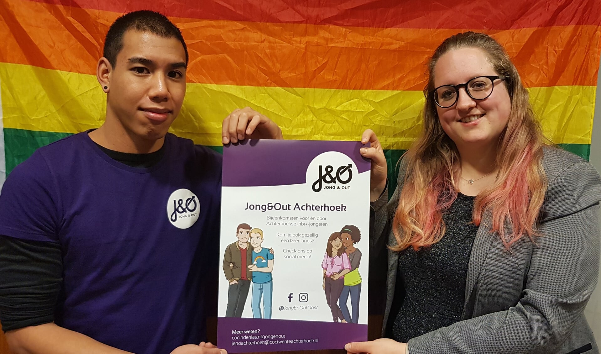 Stijn Kruisselbrink en Maike Penterman voor de regenboogvlag, symbool van de seksuele diversiteit. Foto: Han van de Laar