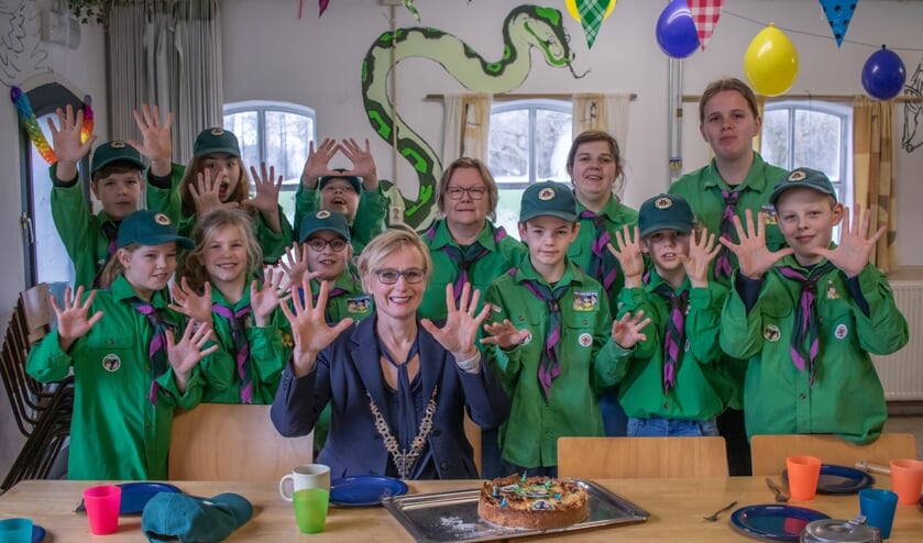 Welpen en leiding van Scouting Sweder van Voorst met burgemeester Besselink. Hoeveel jaar bestaan de welpen in Nederland? Juist, 100 jaar. Foto: Jesse Oukes