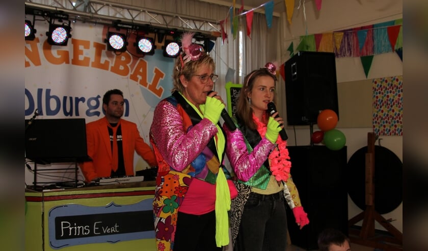 Presentatie van het Bengelbal is in handen van Louise en Lisa. Foto: Achterhoekfoto.nl/Liesbeth Spaansen