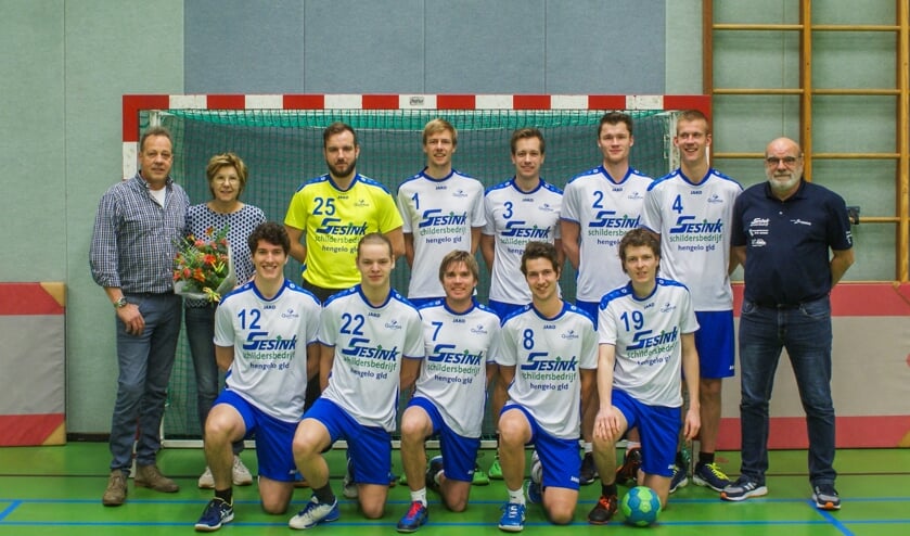Heren senioren 1 in de nieuwe tenues van hun sponsor Sesink. Foto: PR