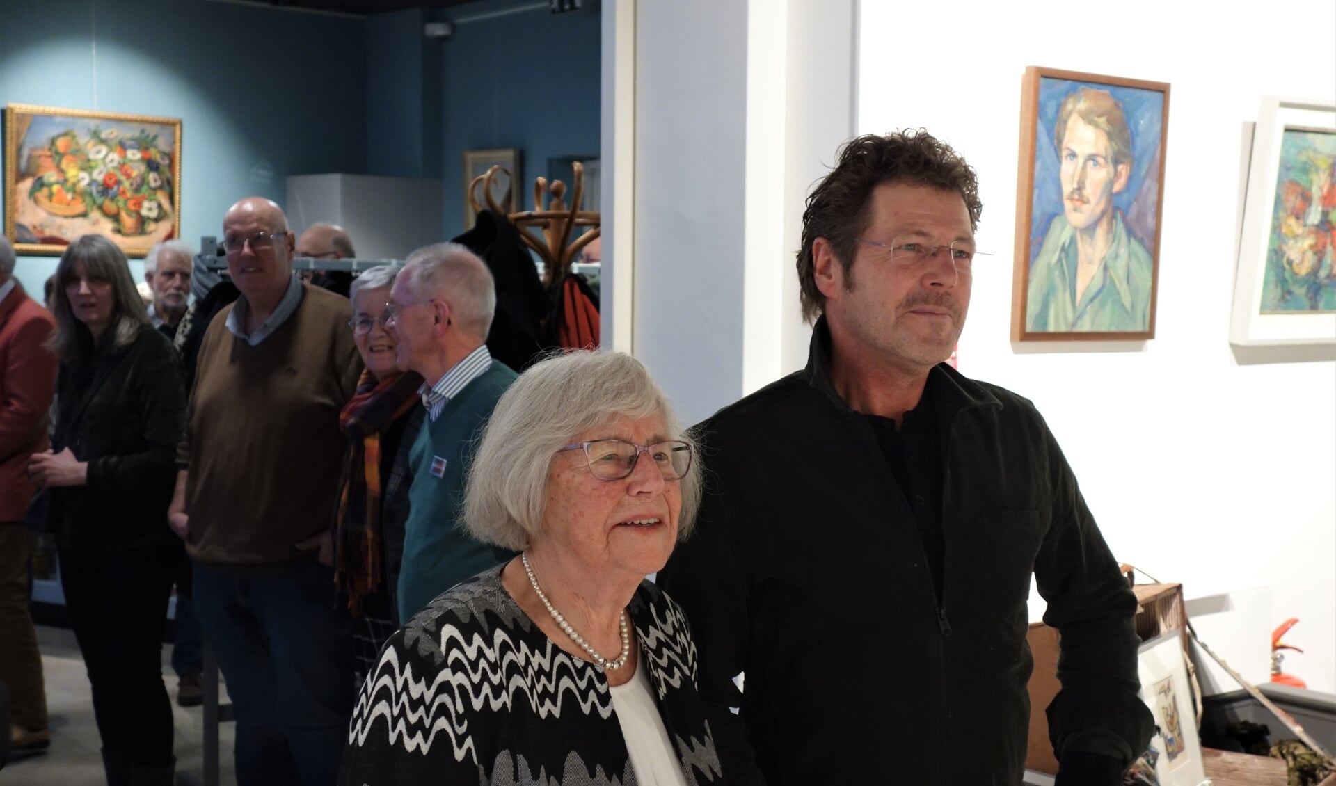 Jan Derk Heesen met zijn moeder Minie kijken naar de zojuist door hen geopende expositie. Foto: Clemens Bielen