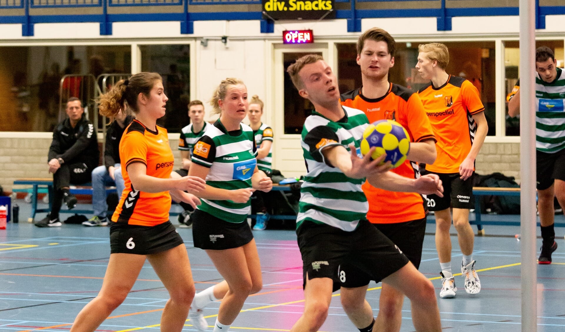 De Zutphense korfballers (groen-wit) in actie. Foto: Leo Koppes (KVZ)