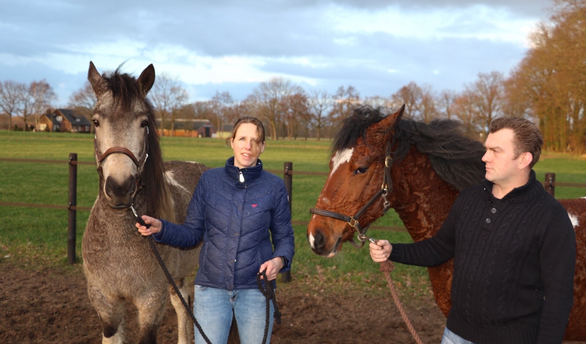 Claudia Spanjaard met Tally en Rob Hattink met Fire. Curly horse is een zeldzaam paardenras dat geschikt is voor mensen met een paardenallergie.