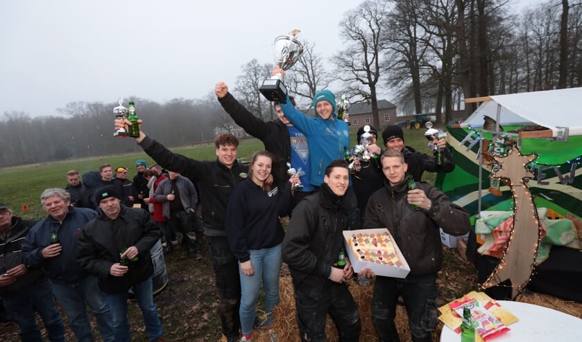 Winnaars van het carbidschieten in Hummelo. Foto: Erwin Visser
