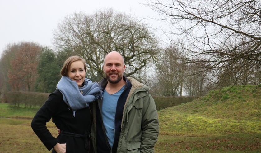 Karian van der Haak en Rogier Moed in de tuin van Athanor. Foto: Arjen Dieperink