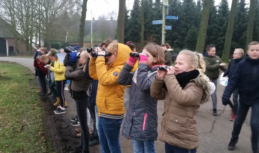 Met de kijker in de hand werd er buiten op het plein geteld. Foto: S. Grooters