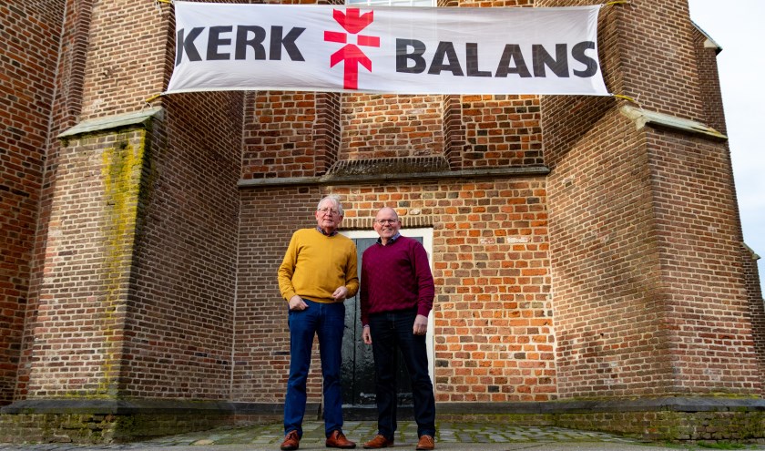 Jan van Dijk (l) en Herman van den Berg coördineren de actie Kerkbalans in Ruurlo. Foto: Wietse van den Berg.