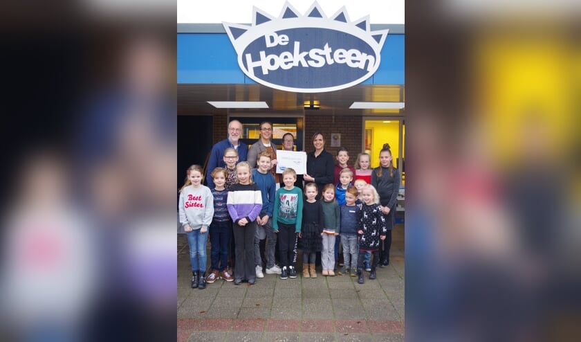 De kerstmarkt van De Hoeksteen heeft een mooi bedrag opgeleverd voor de Speelgoedbank.