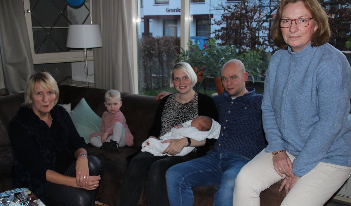 Van links naar rechts Willie Lensink, zusje Vesper, mama Femke Vreeman met Veron, papa Peter Vreeman en Wilma Haverkamp. Foto: Lydia ter Welle