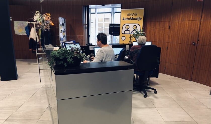 Vrijwilligers koppelen chauffeurs aan mensen die een lift nodig hebben. Foto: PR