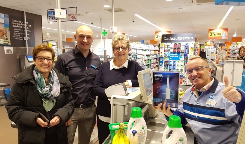 Vlnr Marie-Jose ten Barge van het GOV, Bas Wallerbosch van Albert Heijn, winnares Ria Assinck en medewerker Stefan Mondial van Albert Heijn.