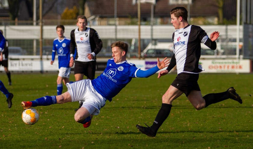 Ramon Landewers van Grol voorkomt een aanval van MVV '29. Foto: Streekgids.nl