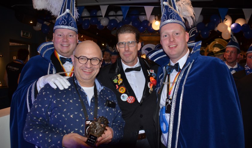 De gedecoreerde Gerwin Starink met de hoogheden van De Waterrot'n en burgemeester Joost van Oostrum. Foto: PR