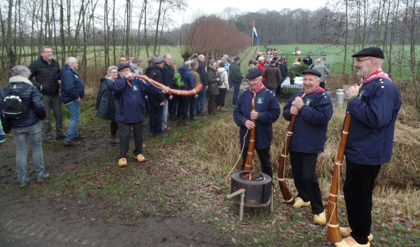 Ruurlose midwinterhoornblazers in 't Kranegoor waar de wandelaars van een warme kop erwtensoep konden genieten. Foto: Jan Hendriksen.