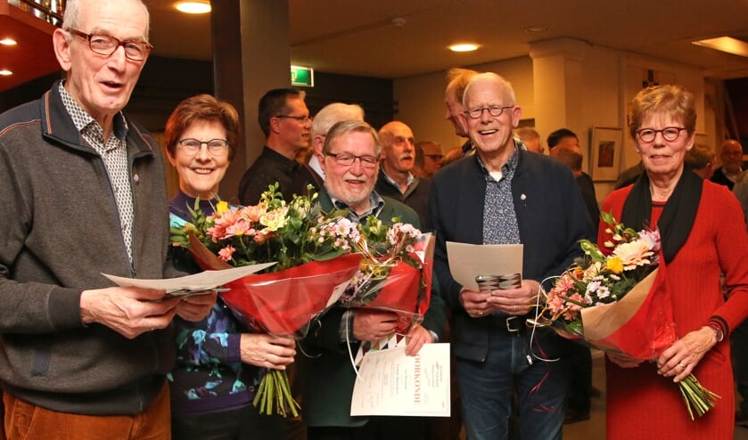 De jubilarissen v.l.n.r.: Ludo Eijkelkamp, Leo Bleumink en Willy Winkelman. Hans Harmsens ontbreekt op de foto. Foto: Theo Frencken.