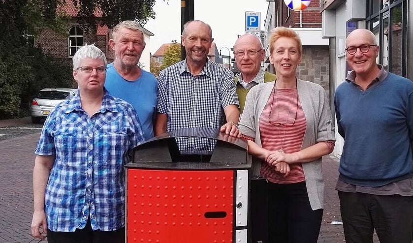 Het bestuur van het Humanistisch Verbond: vlnr. Annemieke Klein Hesselink, Bert de Maar, Wim Nijhof, Moniek Hendriks-Lensink, Jan ten Dolle en Lou Ritzen. Foto: PR