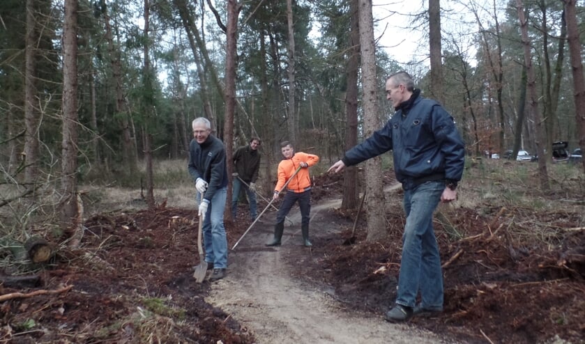 Onder leiding van Eddy Heuvelink waren zaterdag vrijwilligers aan het werk om de nieuwe mountainbikeroutes te egaliseren. Foto: Jan Hendriksen,