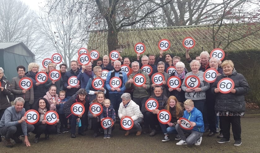 Vanuit het hele land komen broers, zusters. neven, nichten, achterneven en achternichten van de familie Nijhof voor zover dat mogelijk is naar de Veldhoek om gezamenlijk het oude jaar af te sluiten. Foto: Henk Nijhof