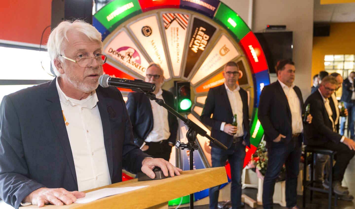 Voorzitter Leo Groeneveld met op de achtergrond het lichtflitsspel. Foto: PR Longa '30