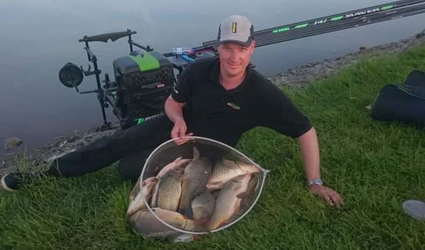 Christian Surquin met een net vol karpers?. Foto: PR