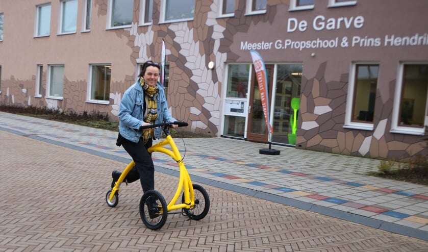 Barbara Alink demonstreert haar uitvinding: de Alinker. Foto: Arjen Dieperink
