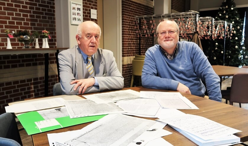 Ben Verheij (links) en Ruud Kaak gaan een cursus ‘Oud Schrift’ opstarten. Foto: Theo Huijskes