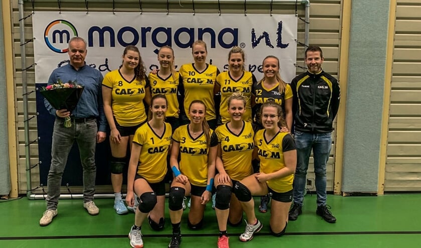 Morgana DVO Dames 2 in nieuw tenue en de sponsor. Foto: PR