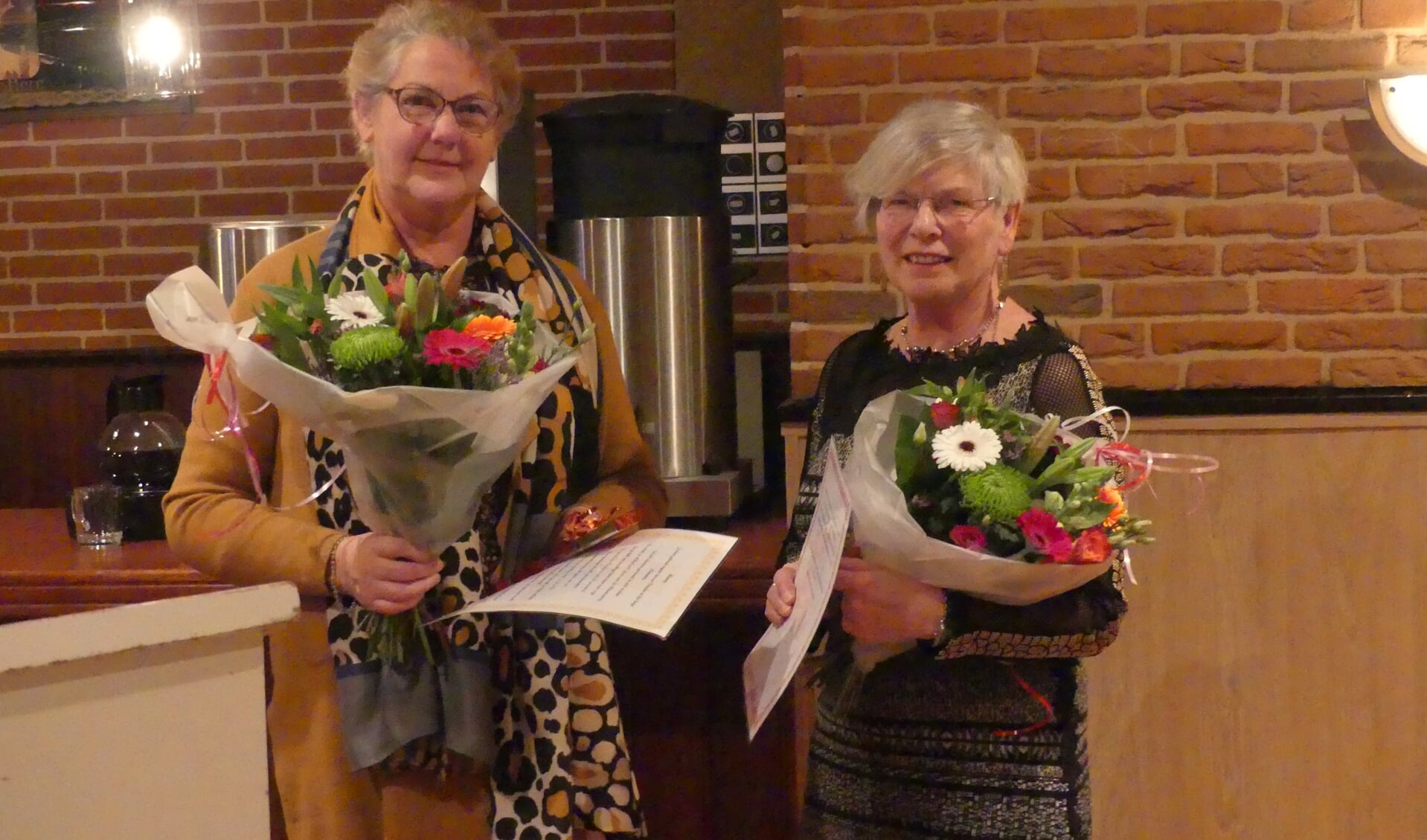 Jubilarissen Vrouwen van Nu Vorden mevrouw H. Laarkamp (l.) en mevrouw F. Pelgrum. Foto: Corry Lensink