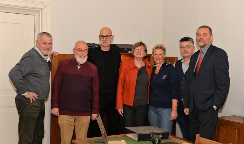 De mensen achter de fotowedstrijd, van links af Roel Braamskamp, Rudolf-Jan Baanders, Jos van Loon, Gerda Brethouwer, Yvonne Schippers, Freddie Wassink, Anton Stapelkamp. Foto: Antoinette Baanders