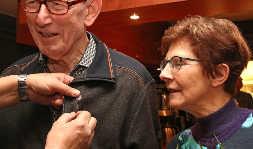 Ludo Eijkelkamp werd gehuldigd omdat hij zestig jaar lid is van het Vordens Mannenkoor. Foto: Theo Frencken