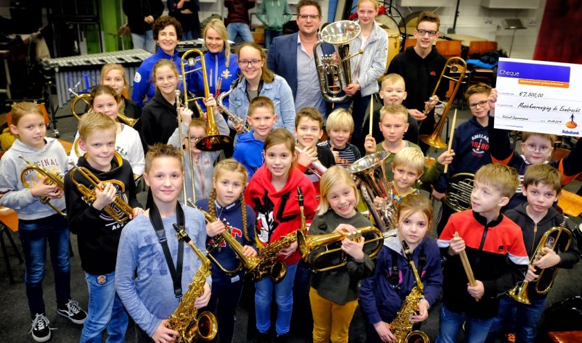 Dianne Sloetjes en Susanne Jansen van Rabobank Noord- en Oost Achterhoek (linksboven) bezochten afgelopen vrijdag de orkestrepetitie van de jongste muzikanten om de cheque te overhandigen. Foto: PR